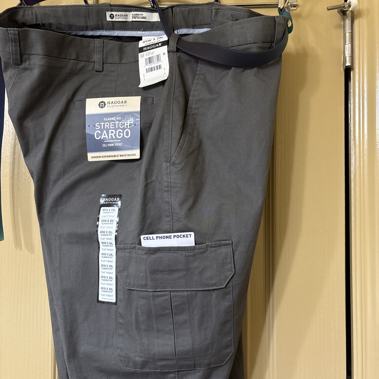 Haggar Men&rsquo;s Gray Classic Fit Stretch Cargo Pants, cell Phone Pocket, Expandable