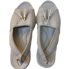 Womens BZees Mirage Taupe Slingback Wedge Sandal Tassel Sz 9w Cushioned Arch