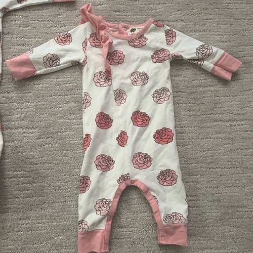 Monica + Andy zwei (2) Rosenmuster Schlafanzug Einteiler Outfits 0-3, 3-6 Monate - Bild 3 von 3