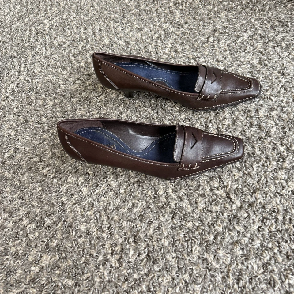 Vtg Aerosoles Pointed Toe Penny Pumps Heels Sz 7.5 Brown Leather Kitten Heel - Image 3 of 4