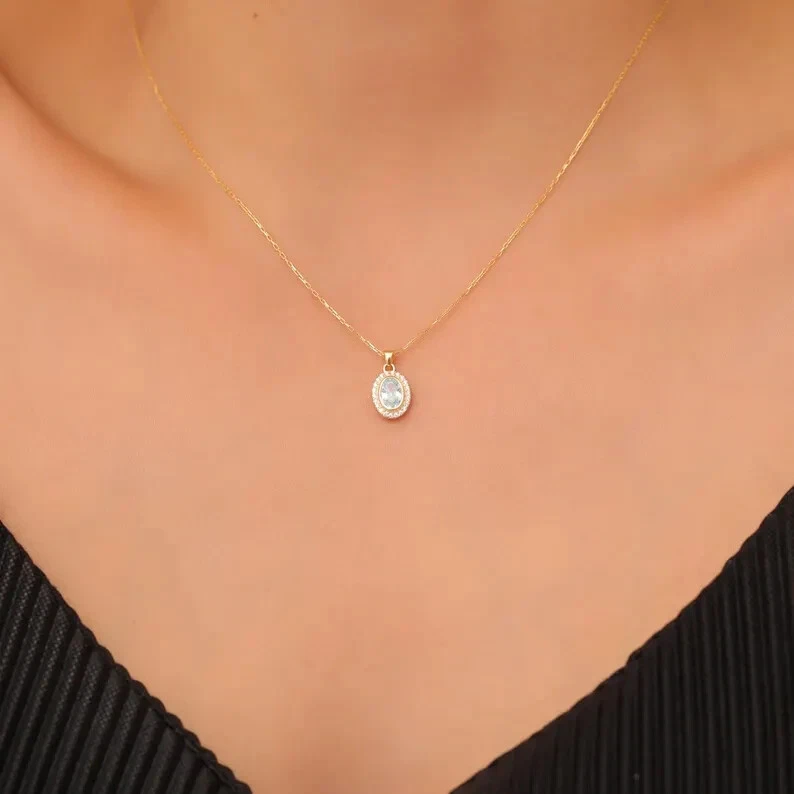 Colgante con halo de aguamarina de corte ovalado de 1,25 quilates enchapado en oro amarillo de 14 quilates de 18" Foto 4 de 4