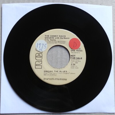 THE DANNY DAVIS SINGERS Singing The Blues 45 7'' COUNTRY POP Record Vinyl 1975
