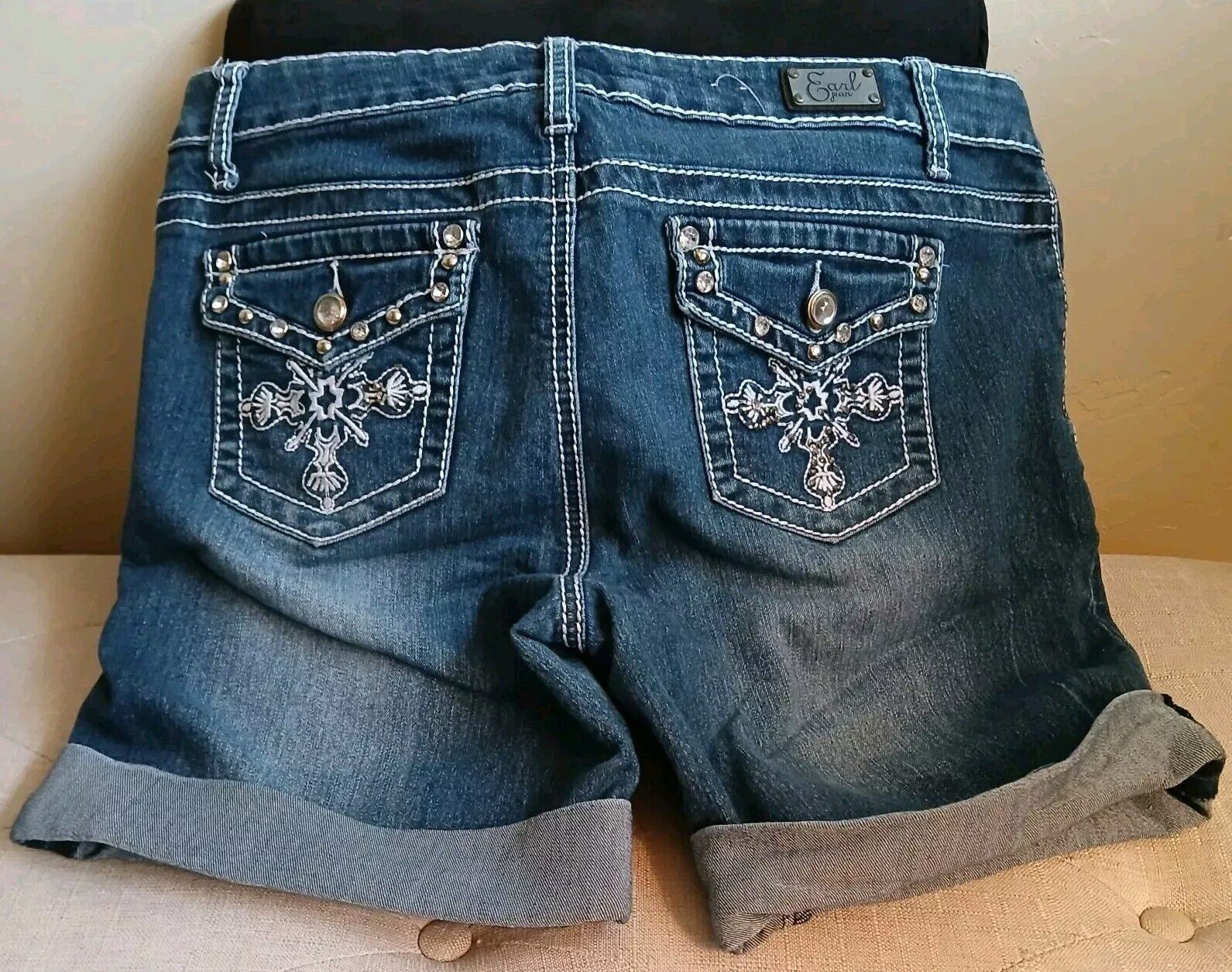 Earl Jean Shorts Bling Embroidered Cuffs Flap Pockets White Stitch Size 12 
