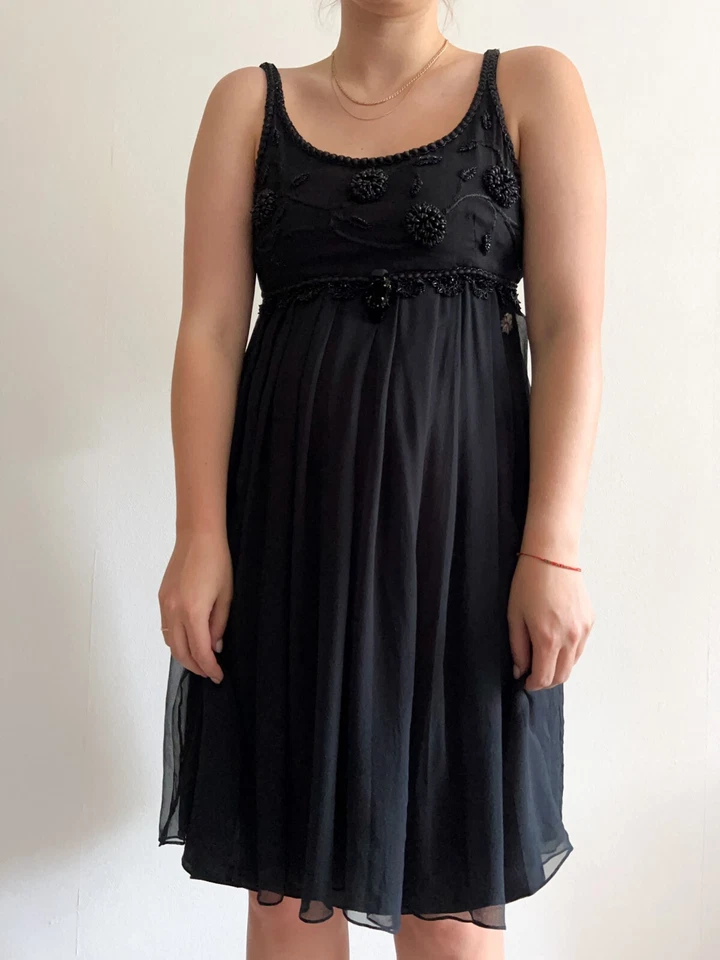 全新带标签! John Galliano 手工刺绣丝绸黑色连衣裙及膝串珠 IT 42 — 第 4/4 张图片