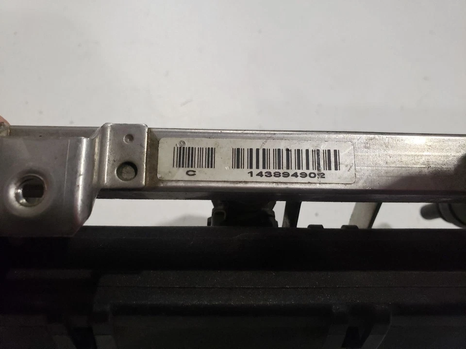 Riel de combustible con inyectores de combustible - BMW 325CI Convertible 2003 - OEM 143894902 Foto 4 de 4