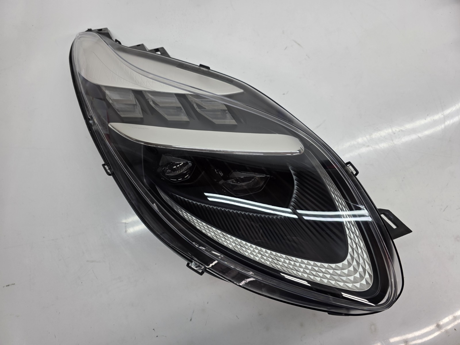 ASTON MARTIN DB12 PASSENGER RIGHT SIDE HEADLIGHT LED OEM RY53-13W029-FC