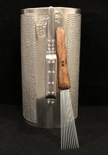 GUIRA PROFESIONAL DOMINICANA 21"X 13" CON SU GANCHO INCLUIDO    