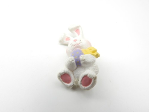 Signed Hallmark Cds White Pink Resin Easter Bunny Brooch Vintage - Picture 2 of 4
