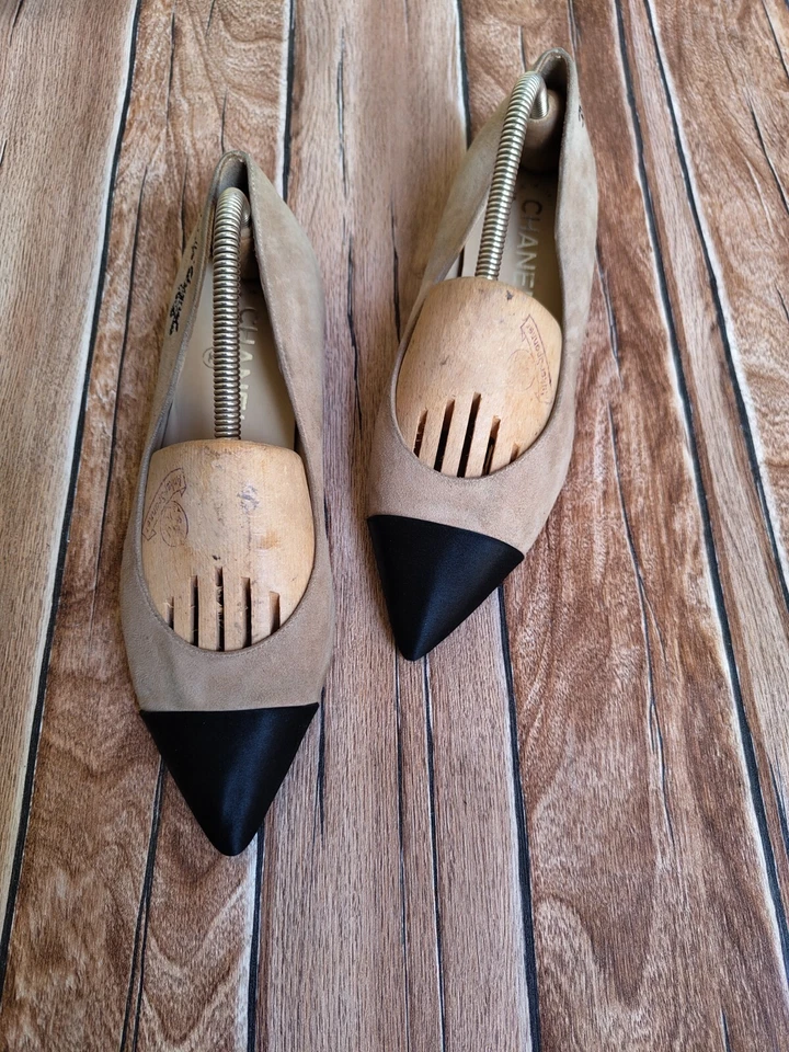 Sapatilhas de balé Chanel bege/preto Gabrielle Coco camurça/cetim biqueira UE 36 EUA 6 - Imagem 2 de 4