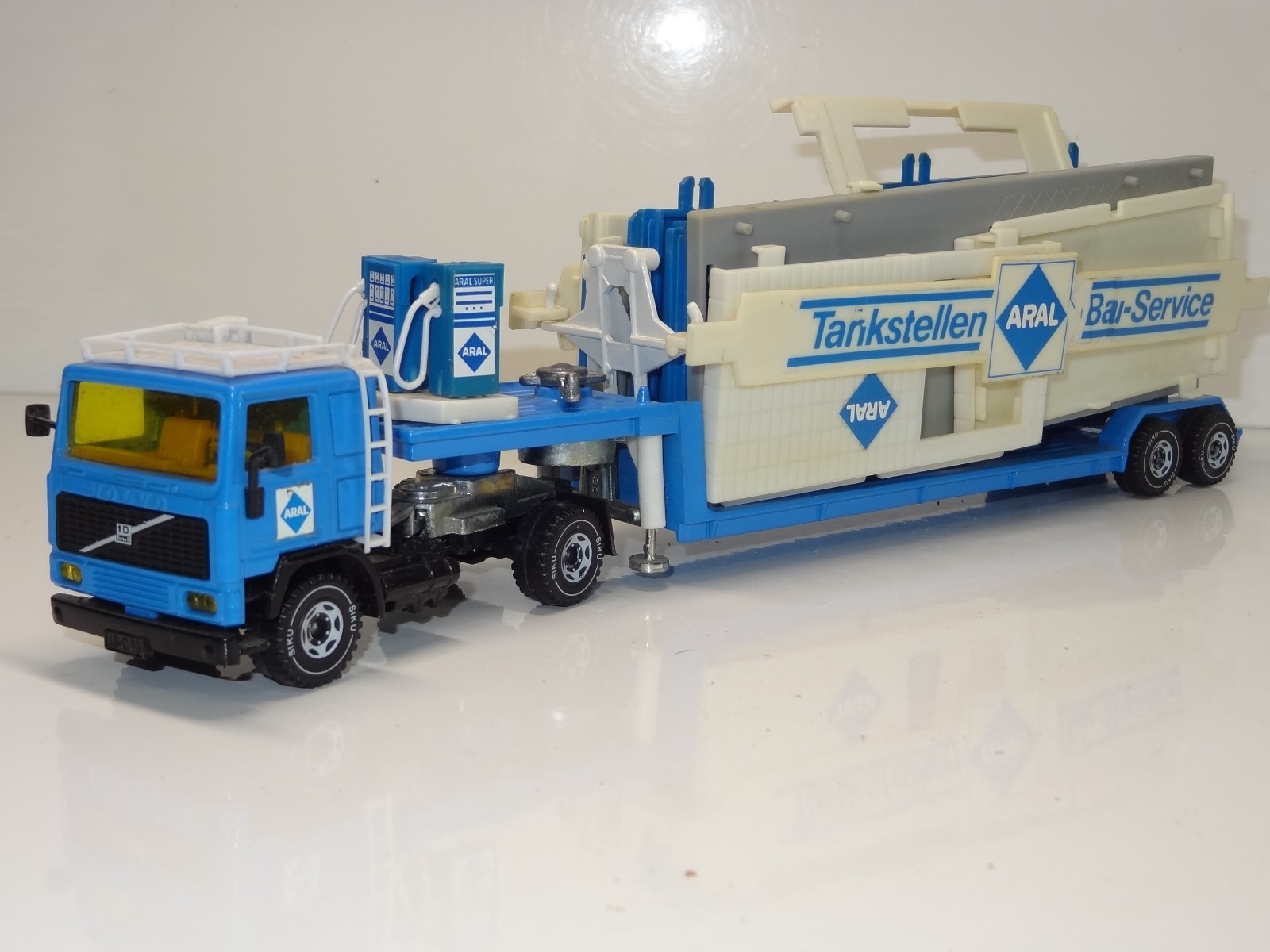 Siku V307 / 2232 HENSCHEL VOLVO LOW LOADER WITH ARAL GARAGE -  (412)