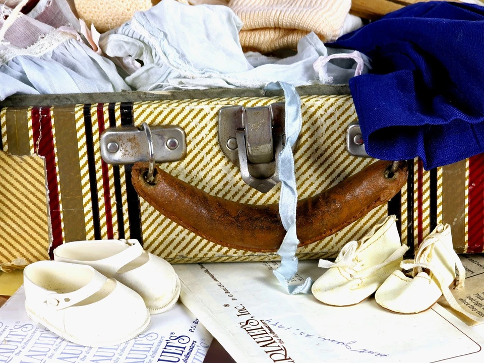 Antiguo armario para muñecas hecho a mano de los años 30-40 con maleta, zapatos Fairyland Foto 4 de 4