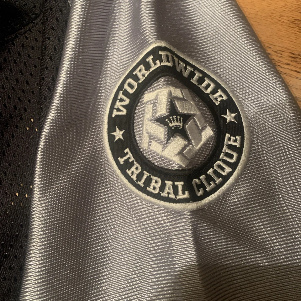 Camiseta de fútbol Tribal Gear para hombre talla XL gris negra con logotipo de graffiti ropa de calle - Imagen 2 de 4