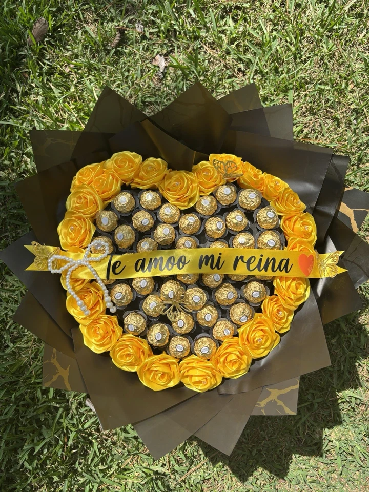 Ramo de 23 rosas eternas, cinta de raso amarillo hecha a mano con 42 Ferrero Rocher Foto 3 de 3
