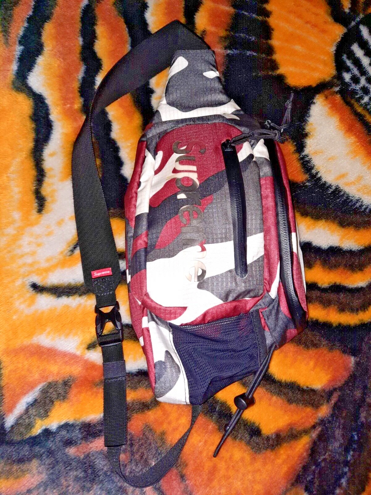 Supreme ~ Sac à bandoulière SS21 ~ Camouflage rouge/noir/blanc