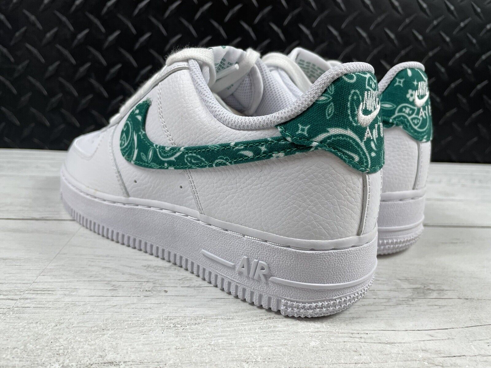 22.5センチ NIKE AIR FORCE 1 07 ESS PAISLEY