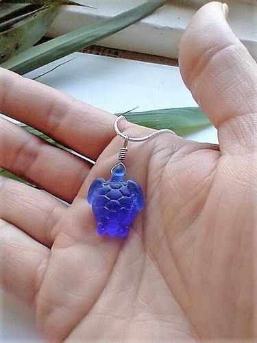 Engraved Cobalt Blue Sea Turtle Sea Glass Pendant Snake Chain Necklace - Picture 3 of 3