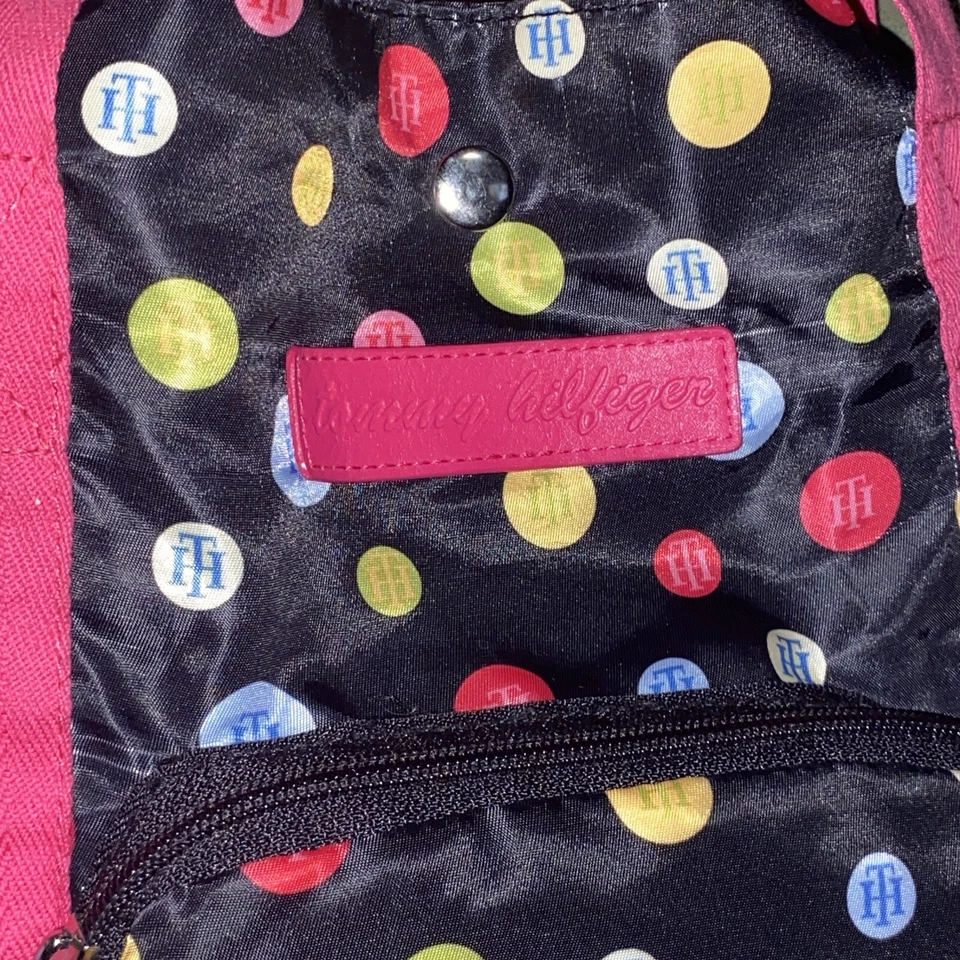 Bolso de Mano Tommy Hilfiger Embalable Estampado Completo Negro Rosa A Presión Puntos Múltiples Formas Foto 2 de 4