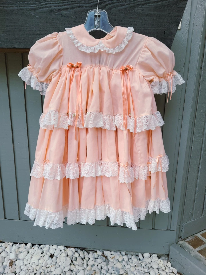 De colección Vestido de Fiesta de Colección Años 80 Niñas 4-6T Cottage Core Gorro Encaje y Capas Melocotón Shabby Foto 2 de 4