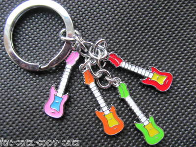4 STCK. ANIMIERTE E-GITARRE EMAILLE SCHLÜSSELANHÄNGER HANDTASCHE ANHÄNGER GESCHENKIDEE UK VERKÄUFER