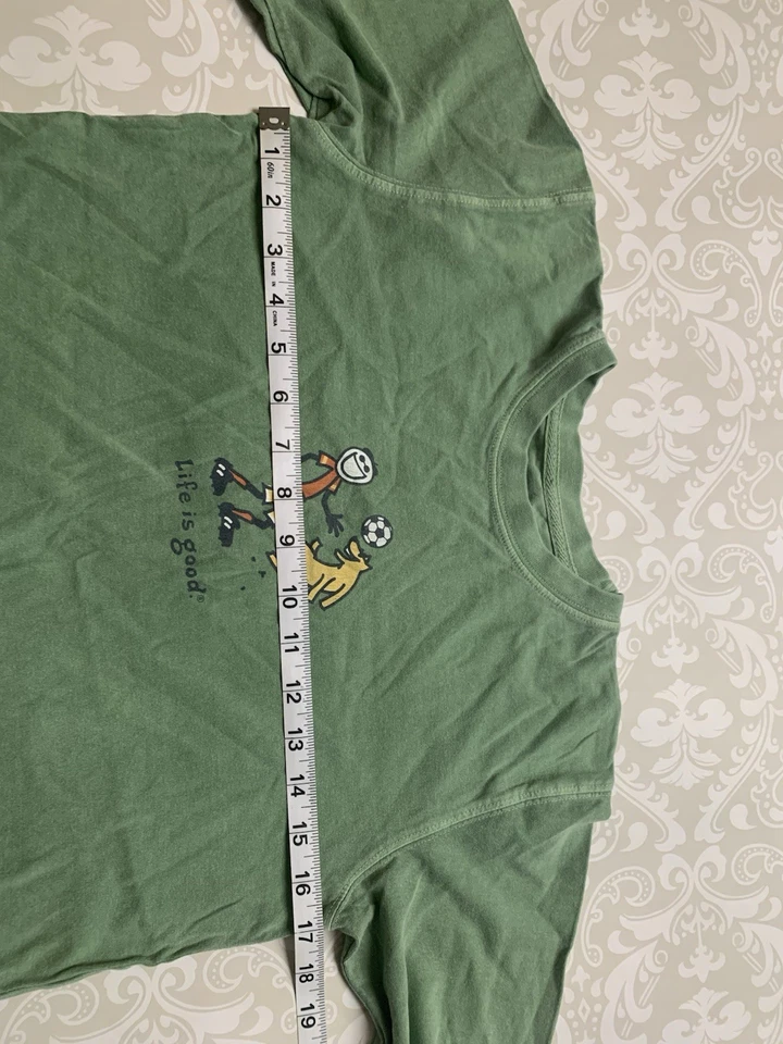 Camisa Life Is Good Boys Talla L (10) Verde Manga Larga Niño Jugando Fútbol con Perro Foto 4 de 4