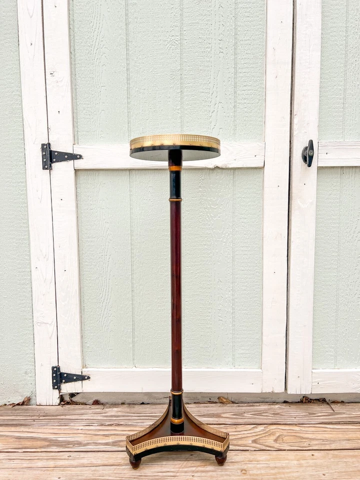 Soporte de caoba estilo regencia Kittinger con detalles de galería de latón negro y dorado Foto 2 de 4