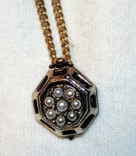 Delightful VTG Raised Hexagon SimPearl Pendant Necklace  ++++