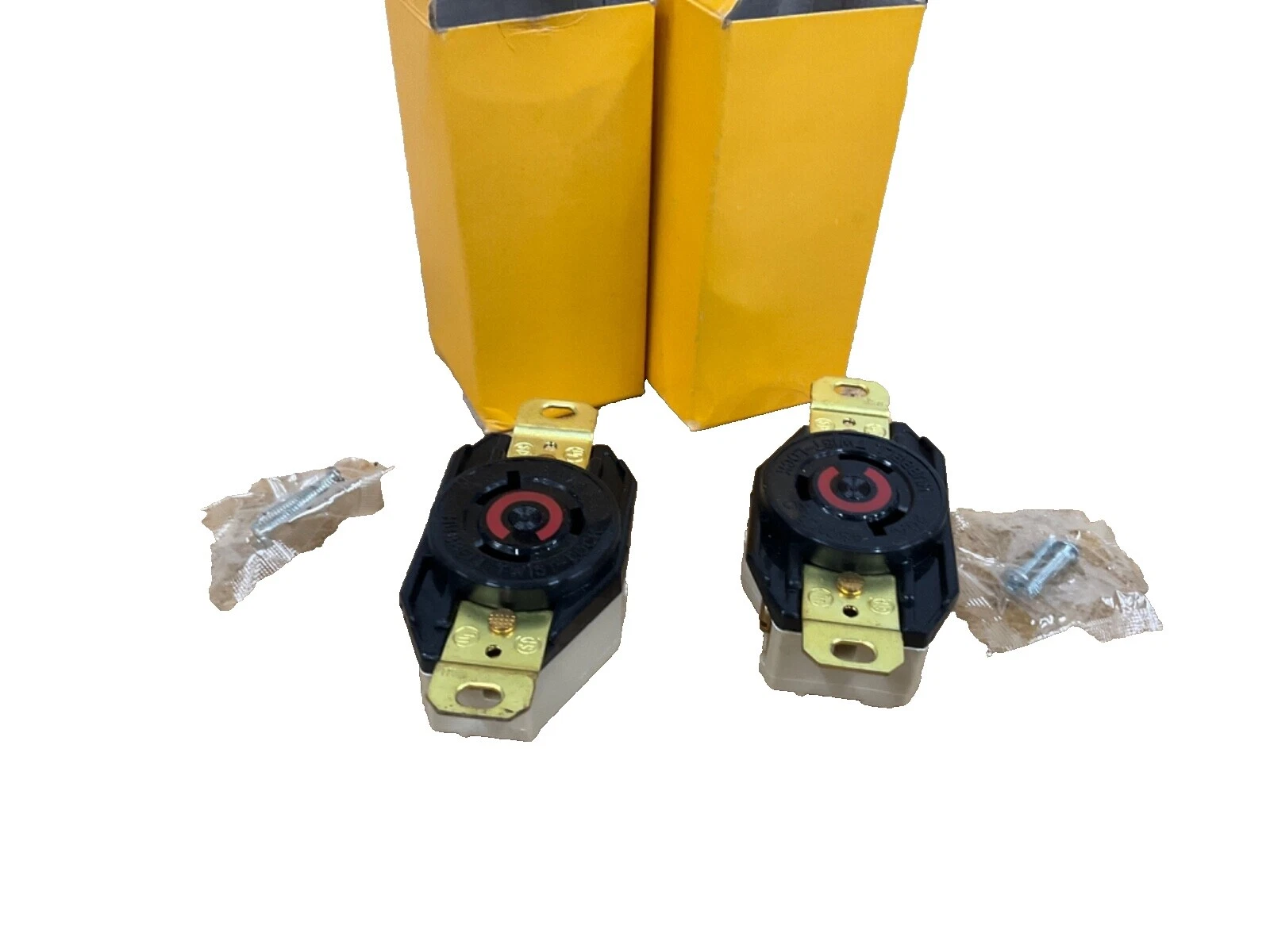 Placas de salida de latón Hubbell y fundas