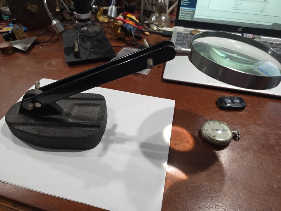 lupa vintage sobre soporte Foto 4 de 4