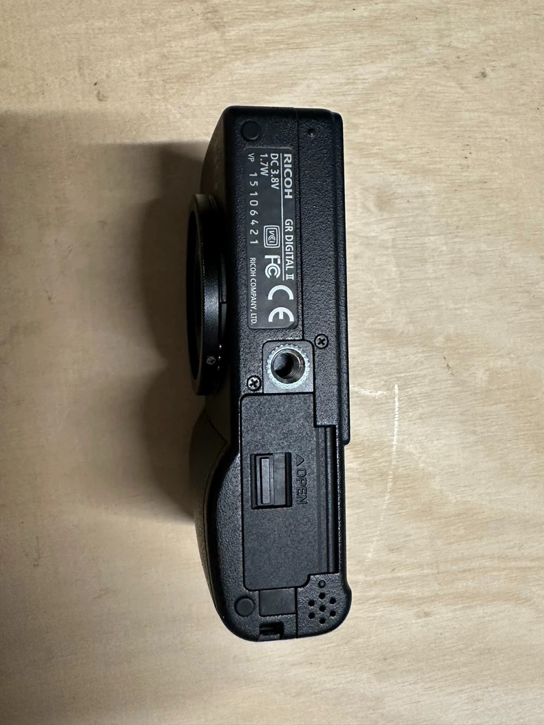Ricoh GR Digital II GRD2 Compact Digital Camera Built-in Flash
