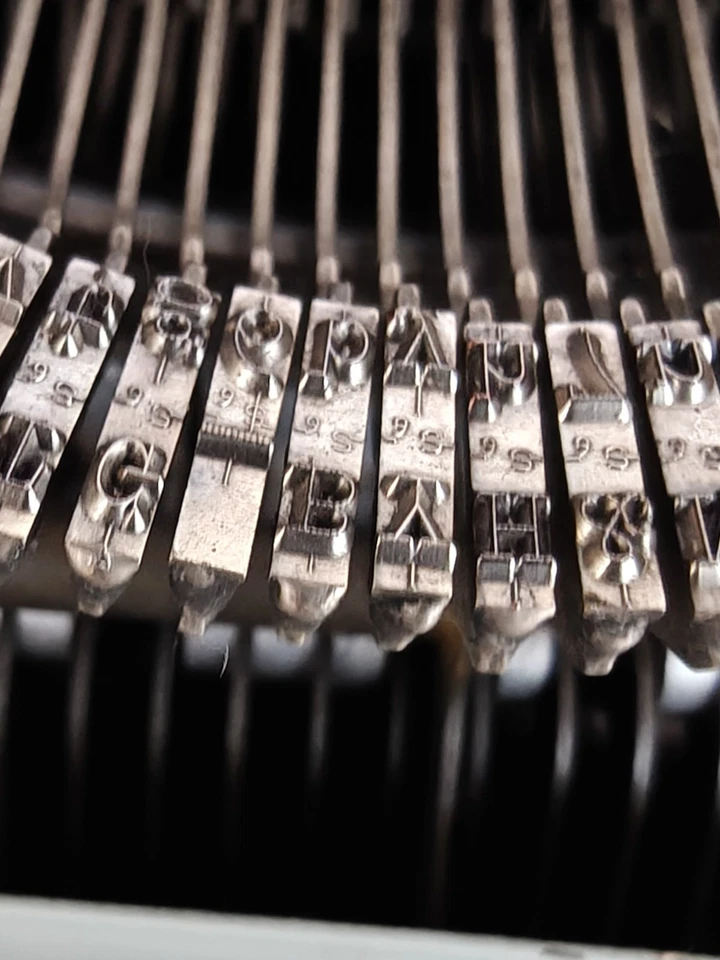 HERMES MEDIA 3 类型 WRITER。 标准图案 西班牙布局。 瑞士制造 1968 — 第 2/4 张图片