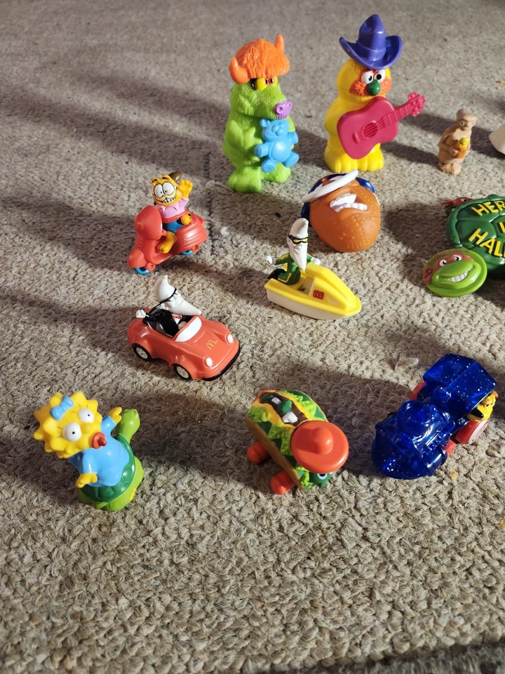 Lote de 20 figuras mixtas de juguetes años 80 y 90 TMNT, Muppets, Transformers, Batman, Catwoman Foto 2 de 4