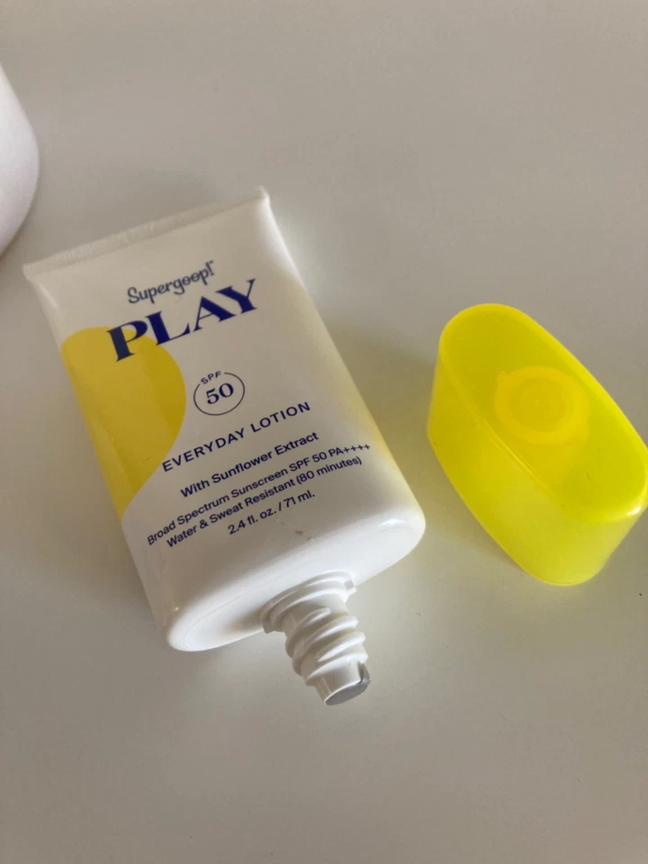 Loción diaria Supergoop Play SPF50 con extracto de girasol - 2,4 fl oz - Nueva Foto 3 de 4