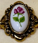 VTG Avon Porcelain Rose Ring Size 7 Gold Tone Floral Oval Cutout Design