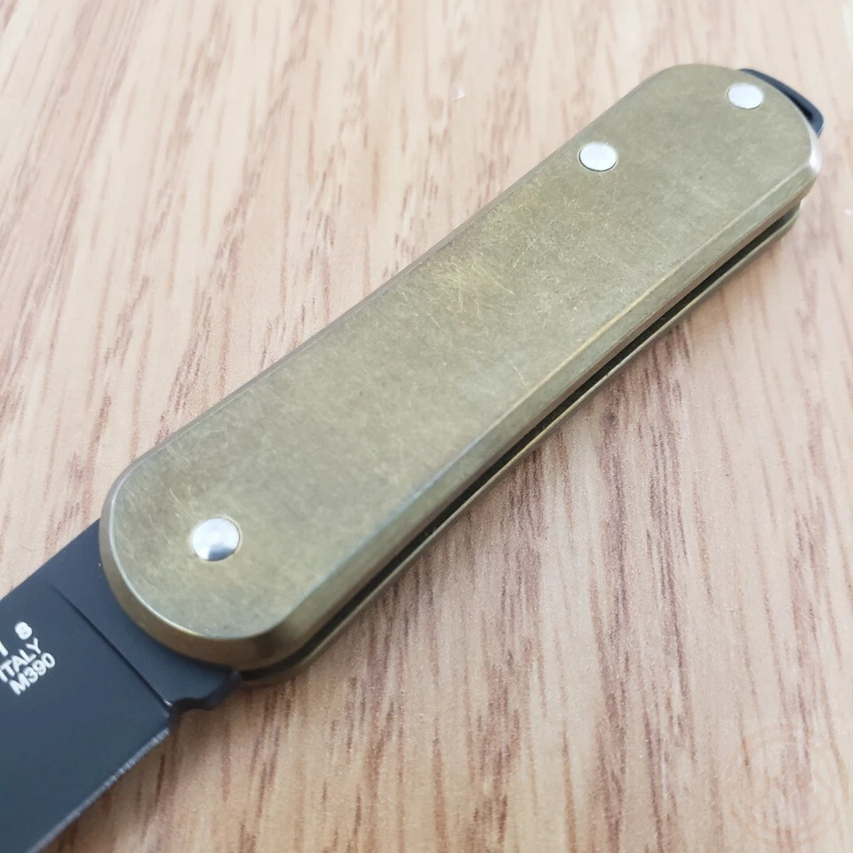 Cuchillo Plegable Fox Vulpis 1.75" Recubierto Negro Bohler M390 Hoja de Acero Mango de Latón Foto 4 de 4