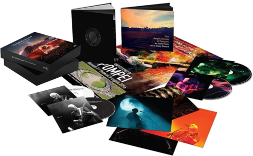 David Gilmour (Pink Floyd) - Live at Pompeii Box Set 2 CD + 2 Blu Ray  Merch NEU - Foto 1 di 2