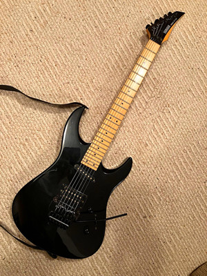 Yamaha RGX 211M with Hardshell molded case   Floyd Rose locking tremolo