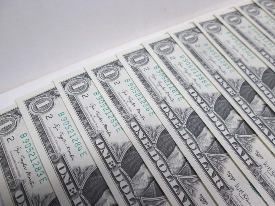 LOT OF 13 1976 US $1 FEDERAL RESERVE NOTES- UNC & CONSECUTIVE - Image 2 of 4