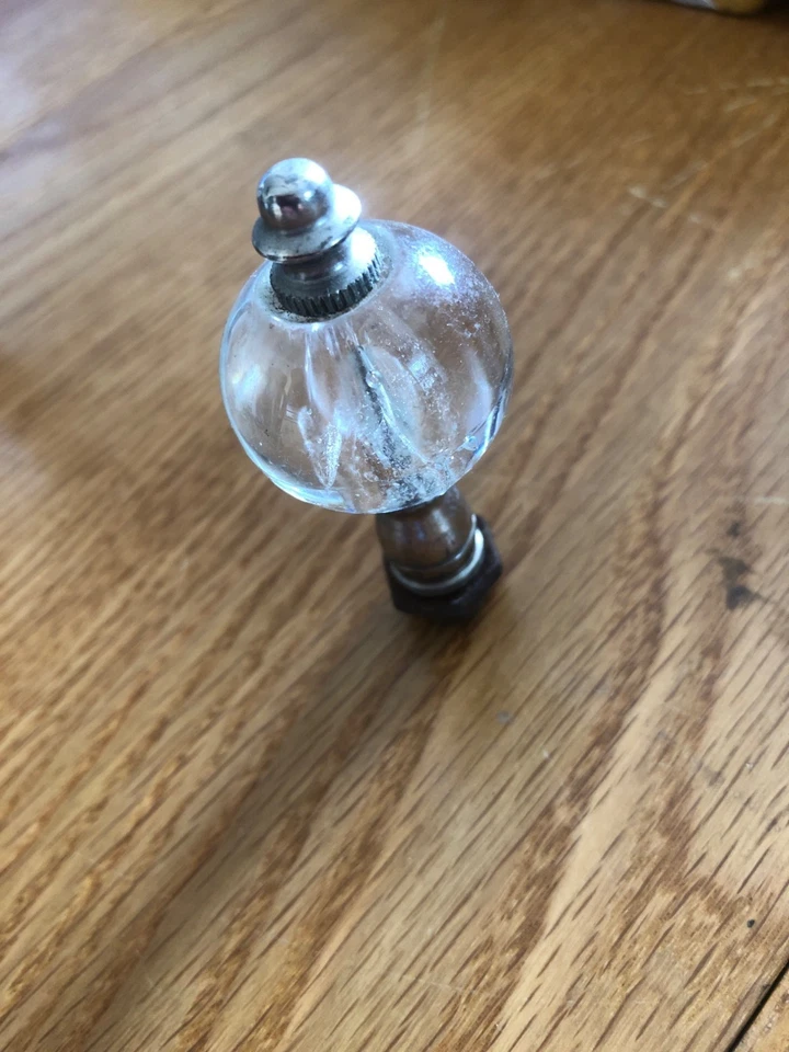 Perilla con acabado de vidrio transparente y metal vintage para restauración de lámparas o muebles Foto 2 de 3