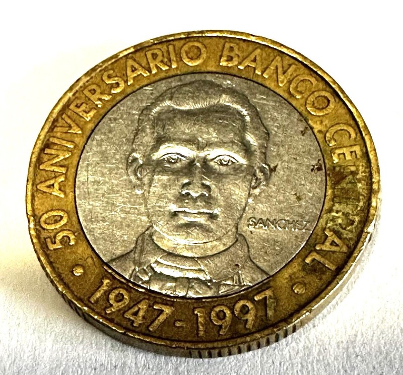 1997 Dominican Republic 5 Peso coin UNC    World Coin    Bimetallic