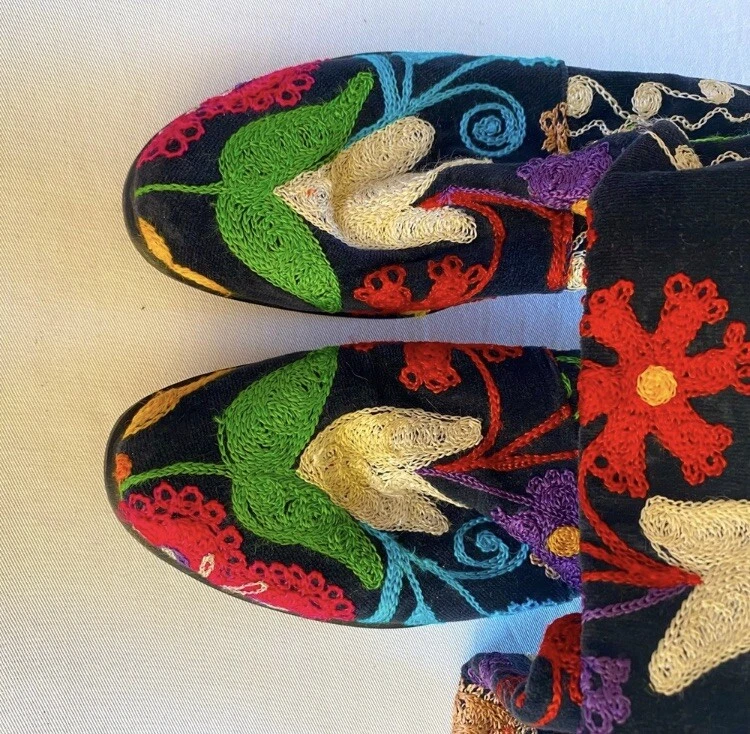 Botas de gamuza negras hasta la rodilla con bordado colorido *ÚNICAS EN SU CLASE* Talla 9/39 Foto 2 de 4