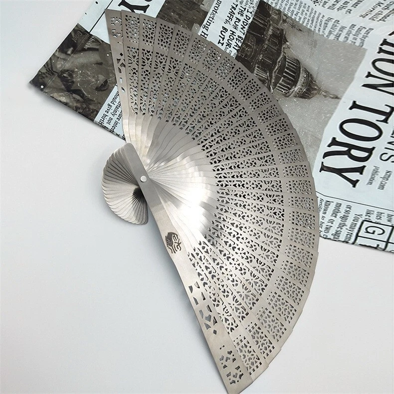 Ventilador plegable de aleación de titanio con ventilador de kung fu de metal hueco estilo chino Foto 3 de 4