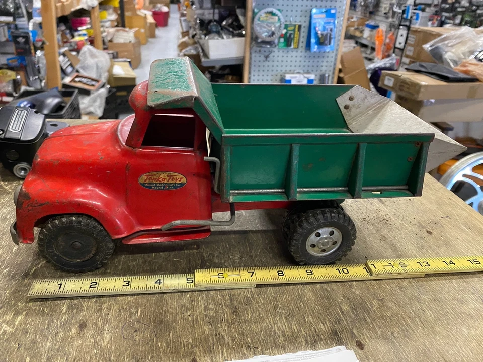 Camión de volteo Tonka 1956 de colección guardabarros redondo juguete de hojalata funciona original bonito montículo sobreviviente Foto 3 de 4
