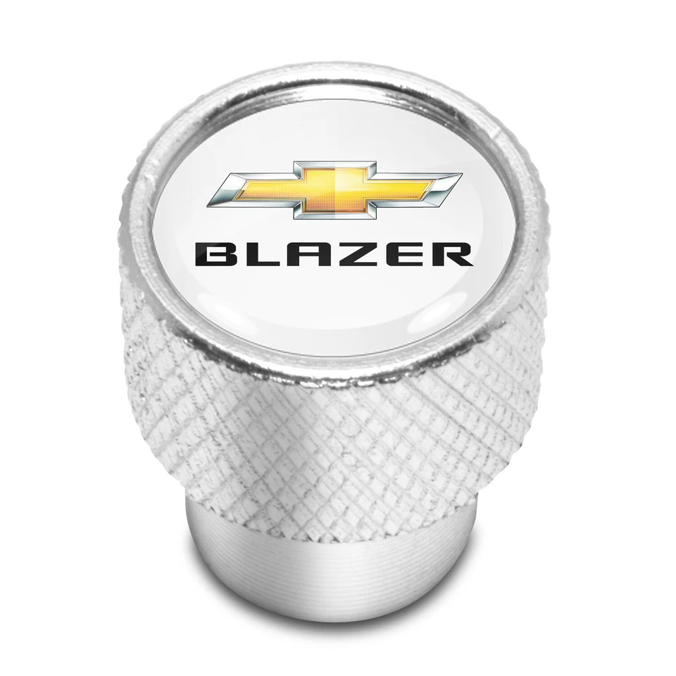 Tapas de vástago de válvula de neumático de aluminio plateado brillante con logotipo Chevrolet Blazer en blanco Foto 2 de 4