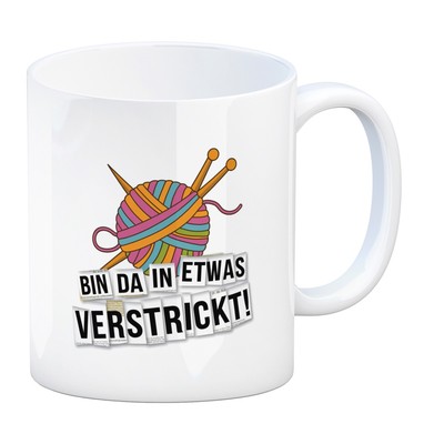Bin da in etwas verstrickt Kaffeebecher mit Wolle und Stricknadeln