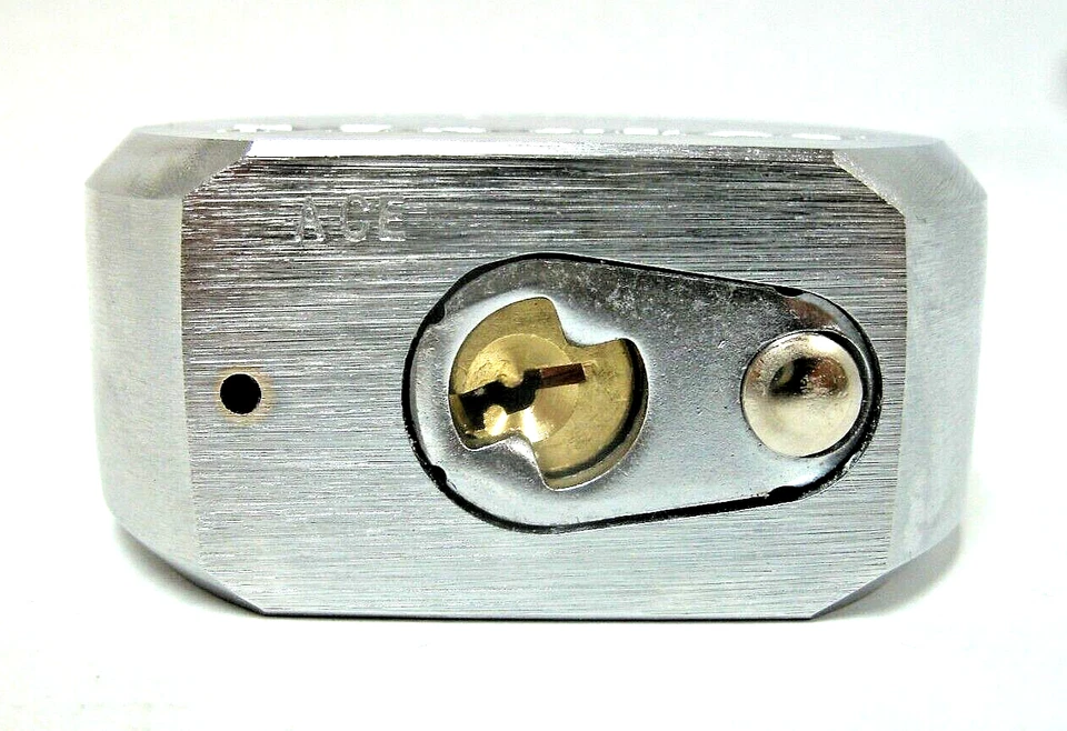Candado Master Lock 6230KA - Grillete de 1/2" 2-9/16" Ancho del cuerpo - 2 llaves - NUEVO - TRABAJO PESADO Foto 4 de 4