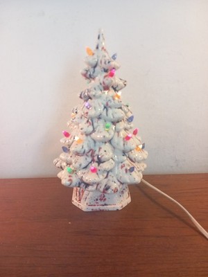Vintage 1970er Atlantic Form Keramik Weihnachtsbaum weiße Glasur Schnee, 29 cm hoch 