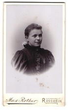 Fotografie Max Rother, Rosswein, Mittelstr. 488, Junge Frau in schwarzem Kleid  