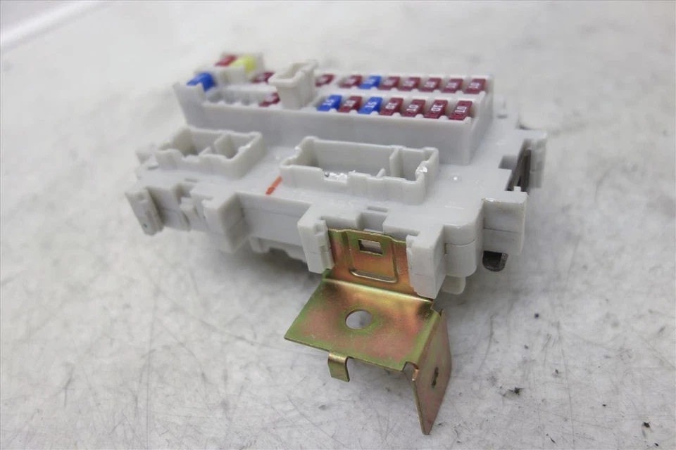 Caja de conexiones de fusibles para pasajeros Nissan Pathfinder 2005-2010 24350-Ea00a Foto 4 de 4