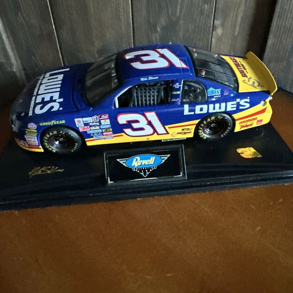 Action Elite Mike Skinner #31 Lowe’s Monte Carlo 1:24 Elite Diecast NASCAR 1997 - Image 2 of 4