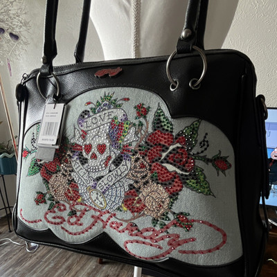 Ed Hardy スカルとバラのショルダーバッグ NWT Ed Hardy Black Shoulder Bag with Skull, Heart & Rose Tattoos